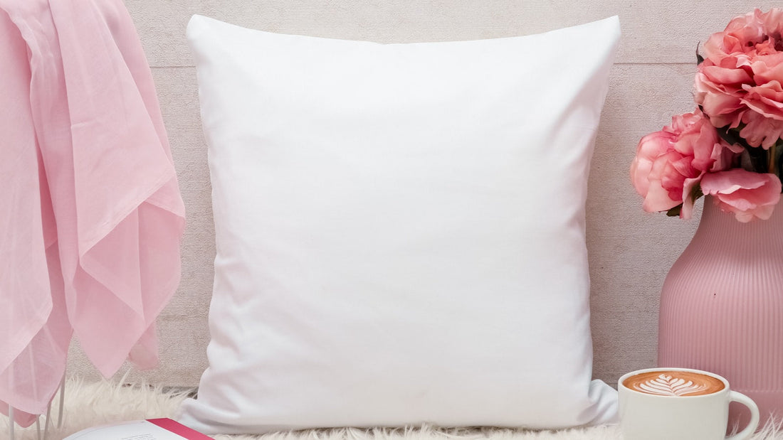 Schlafzimmer mit weissem Seidenkissenbezug auf dem Bett, 16:9 Querformat